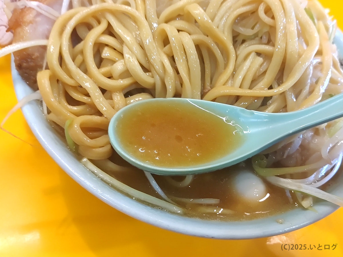 ラーメン二郎 八王子野猿街道店2のスープと麺。濃厚なスープの色合いが伝わる一枚