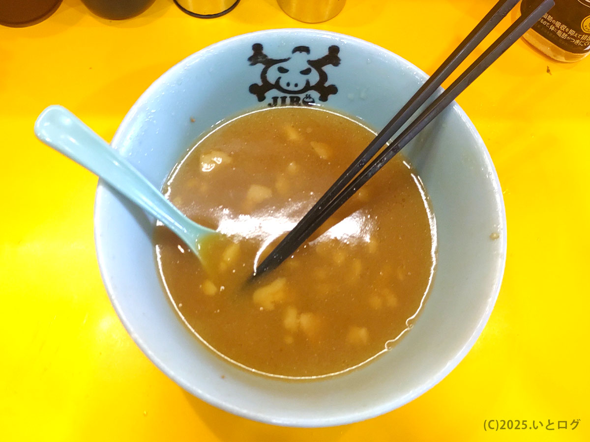 ラーメン二郎 八王子野猿街道店2で完食後の丼。濃厚なスープの余韻が残る