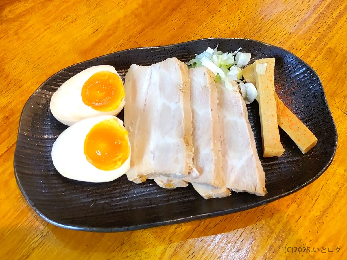 味玉・薄切りチャーシュー・メンマを盛り付けた特製プレートのクローズアップ