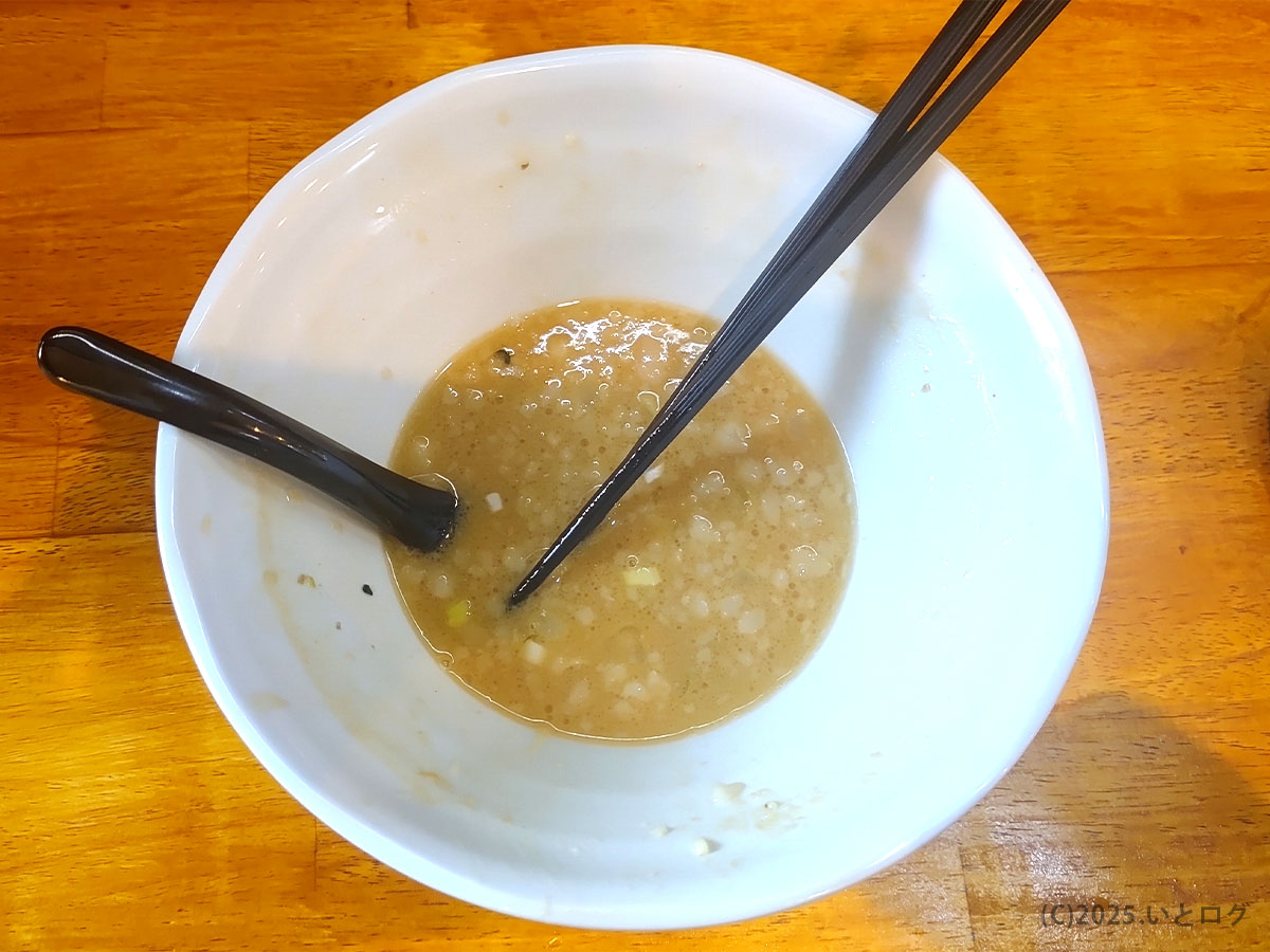 麺屋 おう道〈麺屋 王道系〉で完食後、背脂と刻みネギがわずかに残るどんぶりと箸・レンゲ