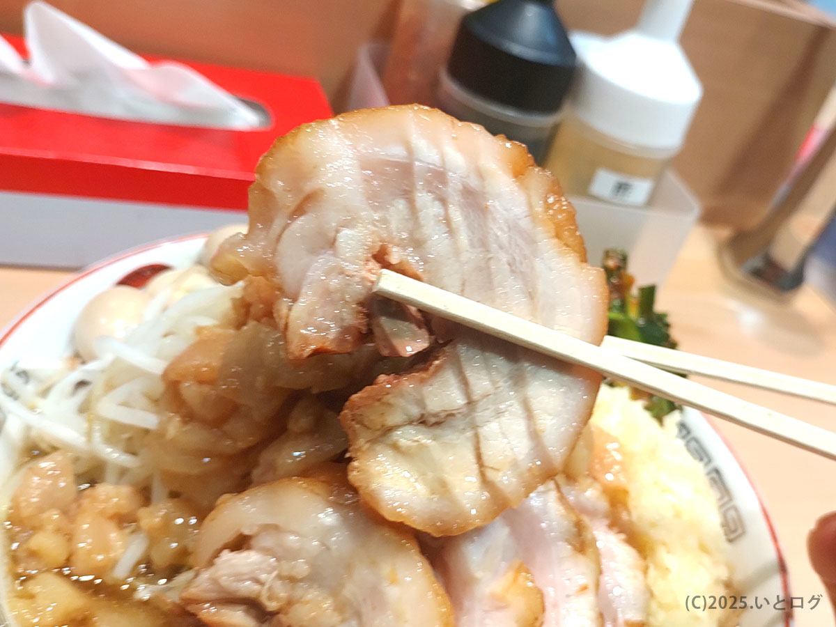 ラーメン豚彦 甲府の分厚い豚チャーシュー。脂身がとろける人気のトッピングで、コール次第で量も調整できる。