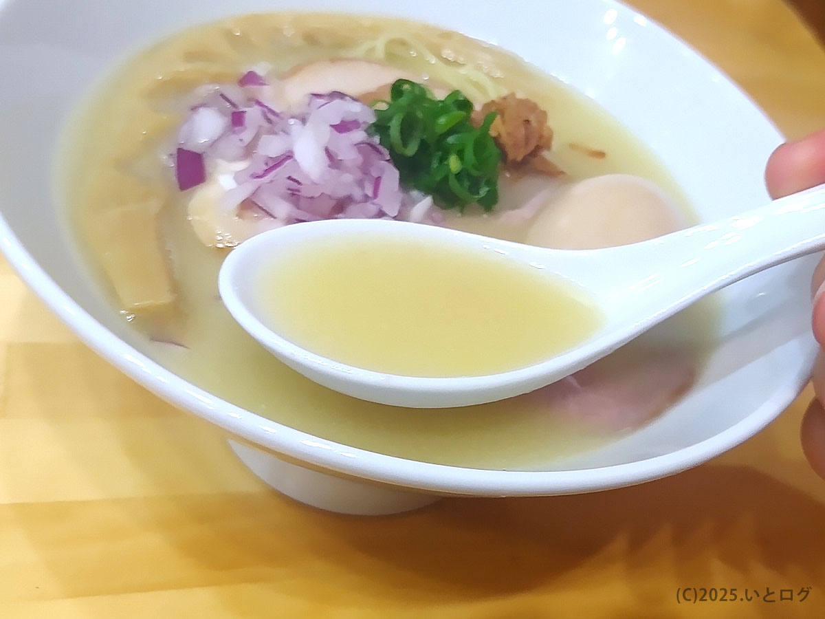 レンゲですくい上げたクリーミー鶏白湯スープのとろみがわかる瞬間