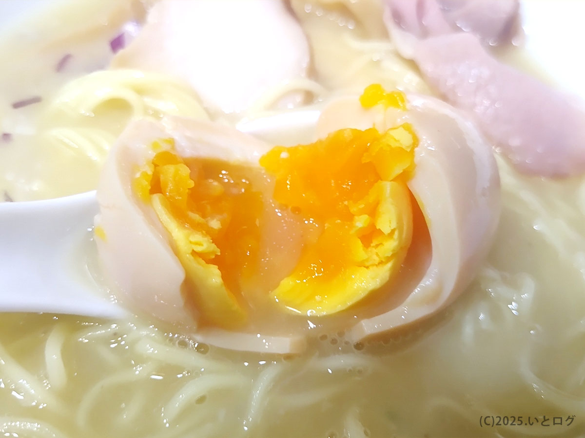 とろける黄身が鮮やかな味玉の断面—山梨ラーメンランキング上位が狙えるポテンシャルを感じる瞬間