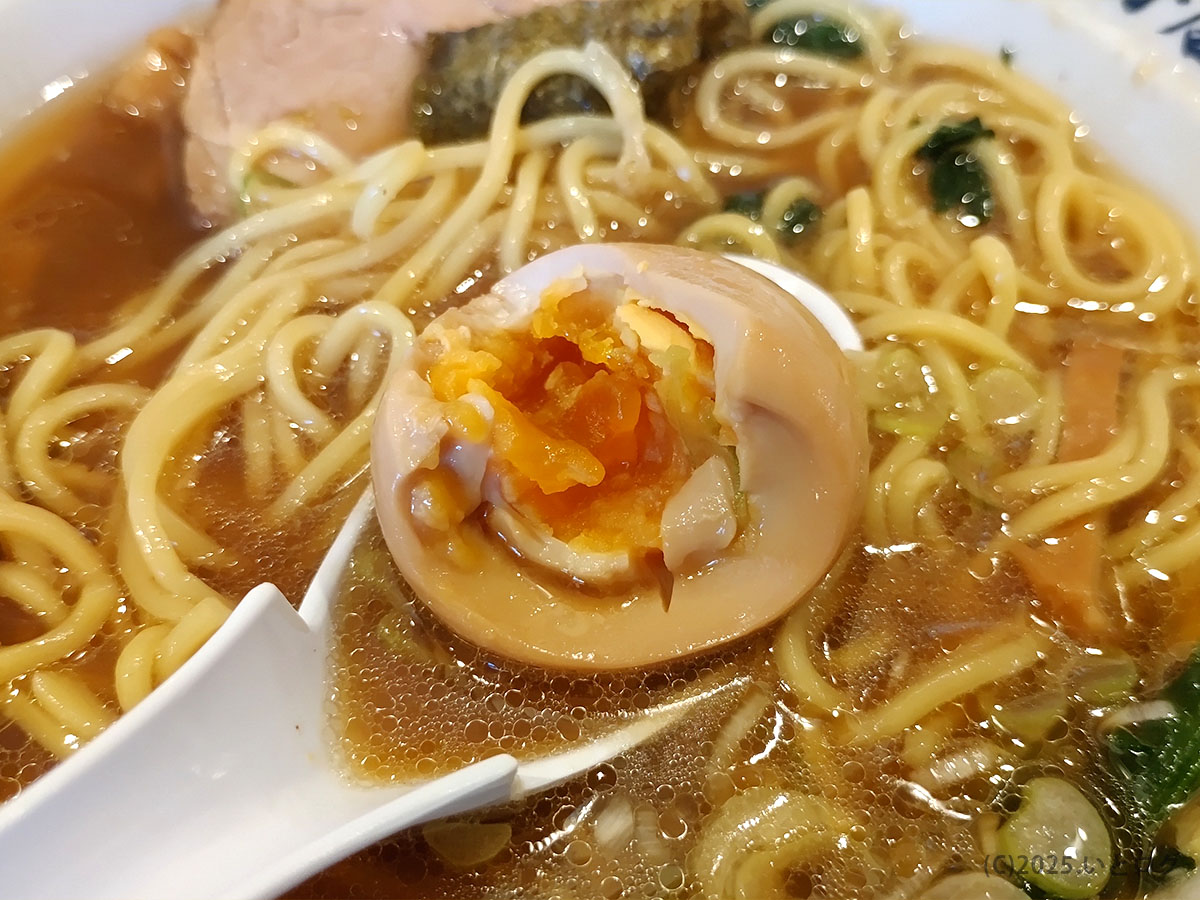 味付き玉子を割った半熟黄身のアップ。和田屋 ラーメン 山梨のコクを感じる一杯—わだ屋 甲府昭和分店