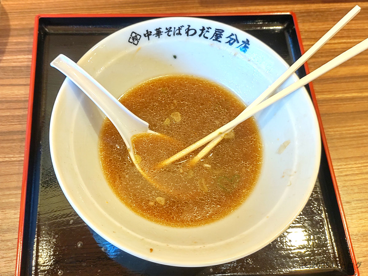「わだ屋分店」ロゴが残る丼の完食ショット。醤油スープを名残りまで味わった、わだ屋 甲府昭和分店