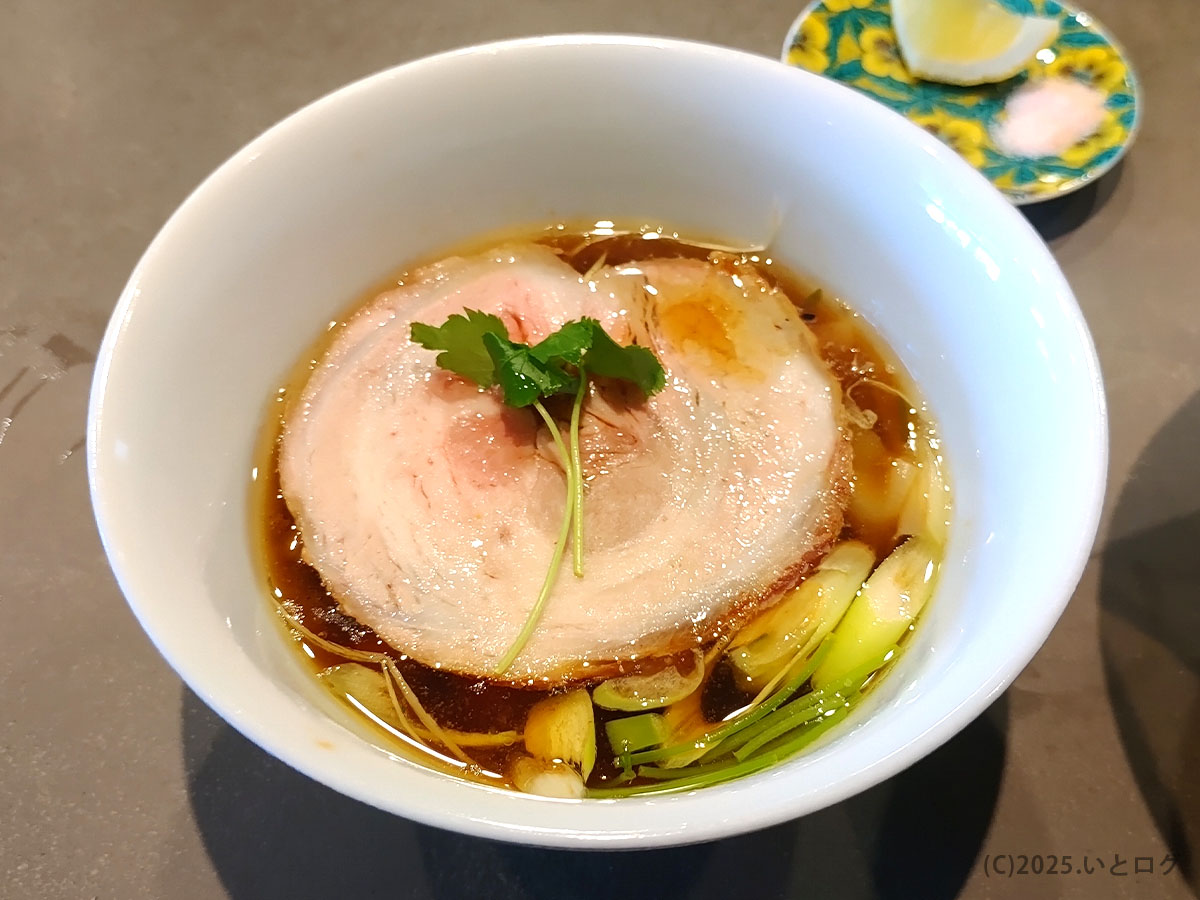 山梨県甲斐市の麺屋しん道、醤油らぁ麺premium。丸みのある丼に透き通った醤油スープ、柔らかなチャーシューと三つ葉がのる上品な一杯。