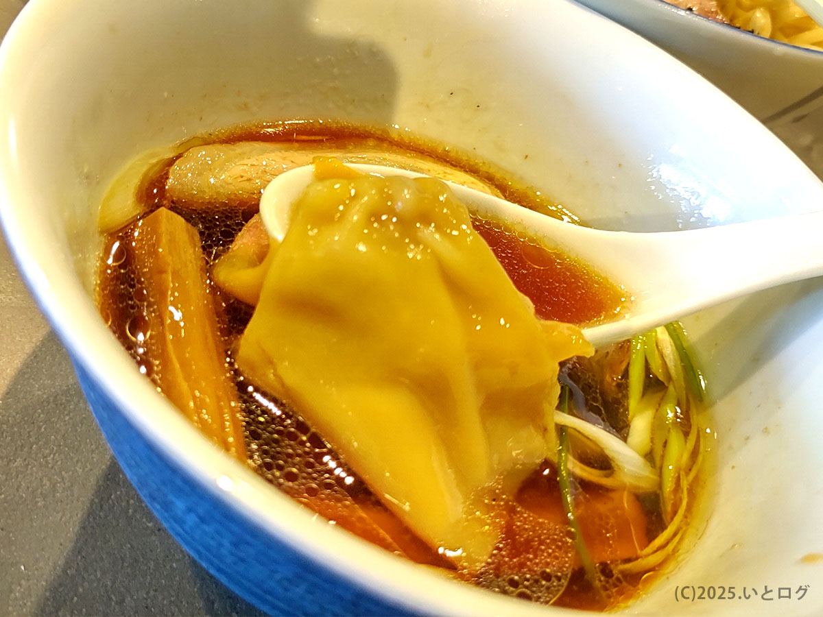 醤油スープに浮かぶ特製ワンタン。麺屋しん道ならではのもっちり皮とジューシーな餡が魅力。