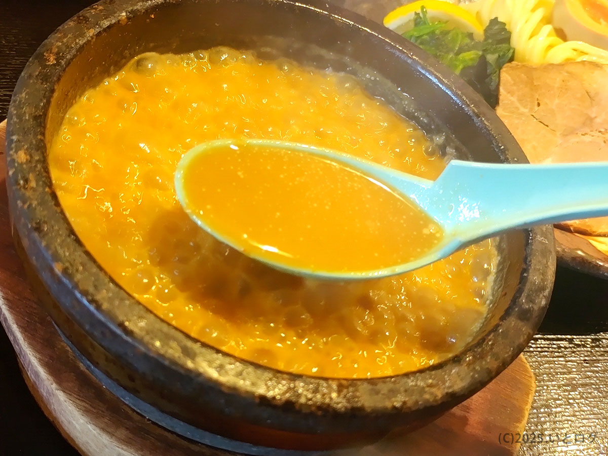 石鍋でグツグツと煮立つ、竹本商店 つけ麺開拓舎の濃厚つけ汁