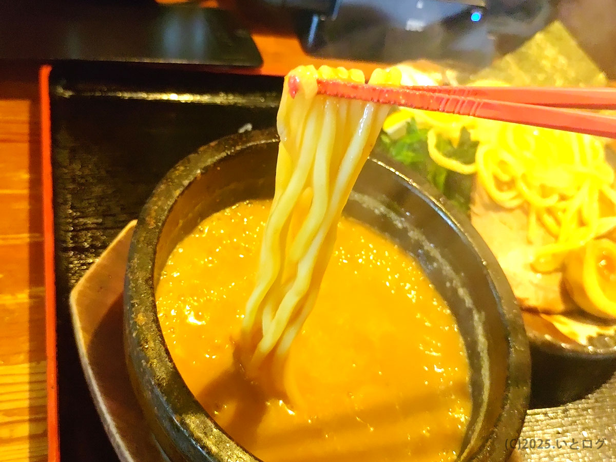 極太麺を石鍋のつけ汁にくぐらせる、秋田市で人気の石鍋つけ麺