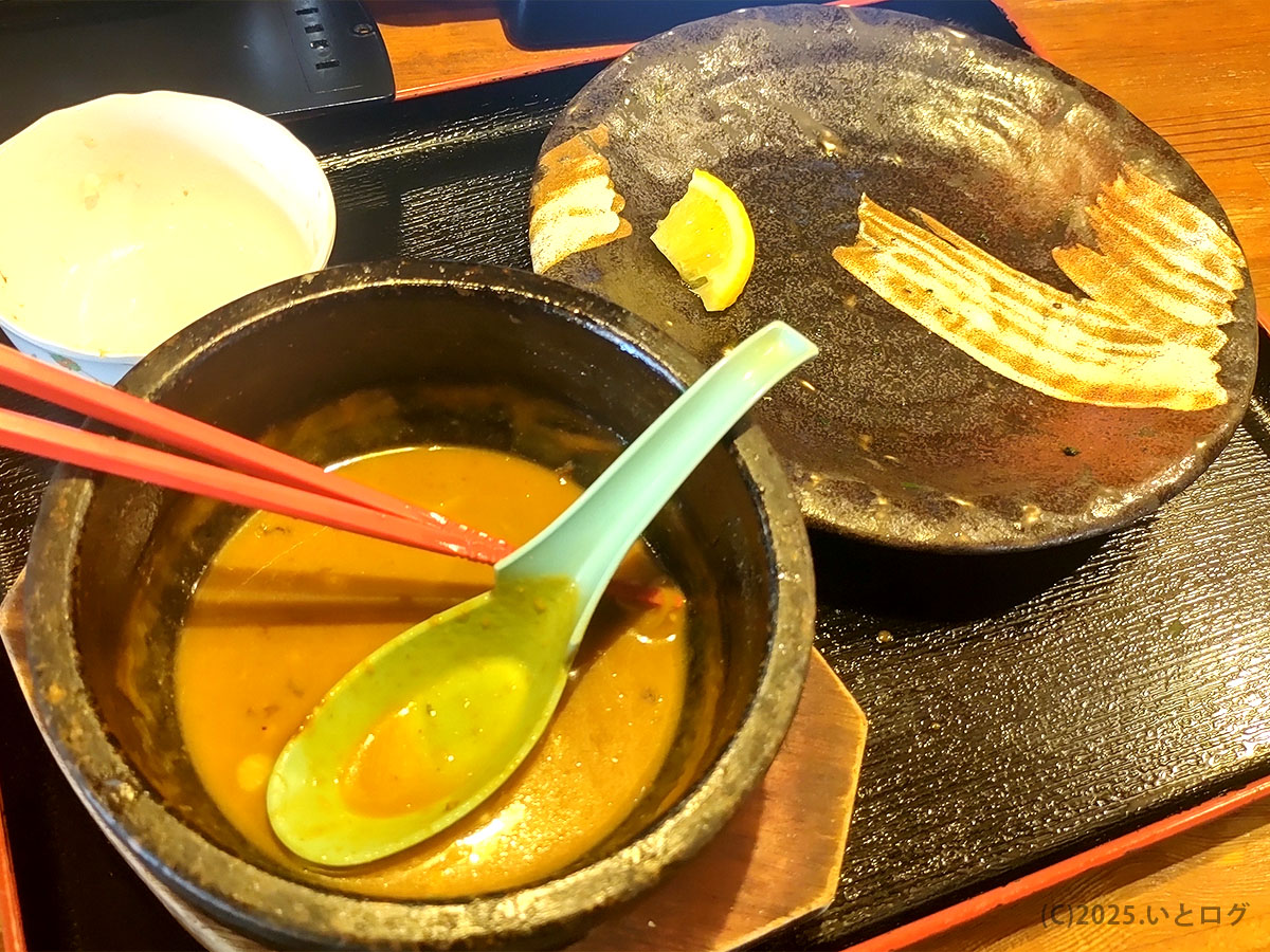 完食後の石鍋と器が並ぶ、竹本商店 つけ麺開拓舎のつけ麺セットの余韻