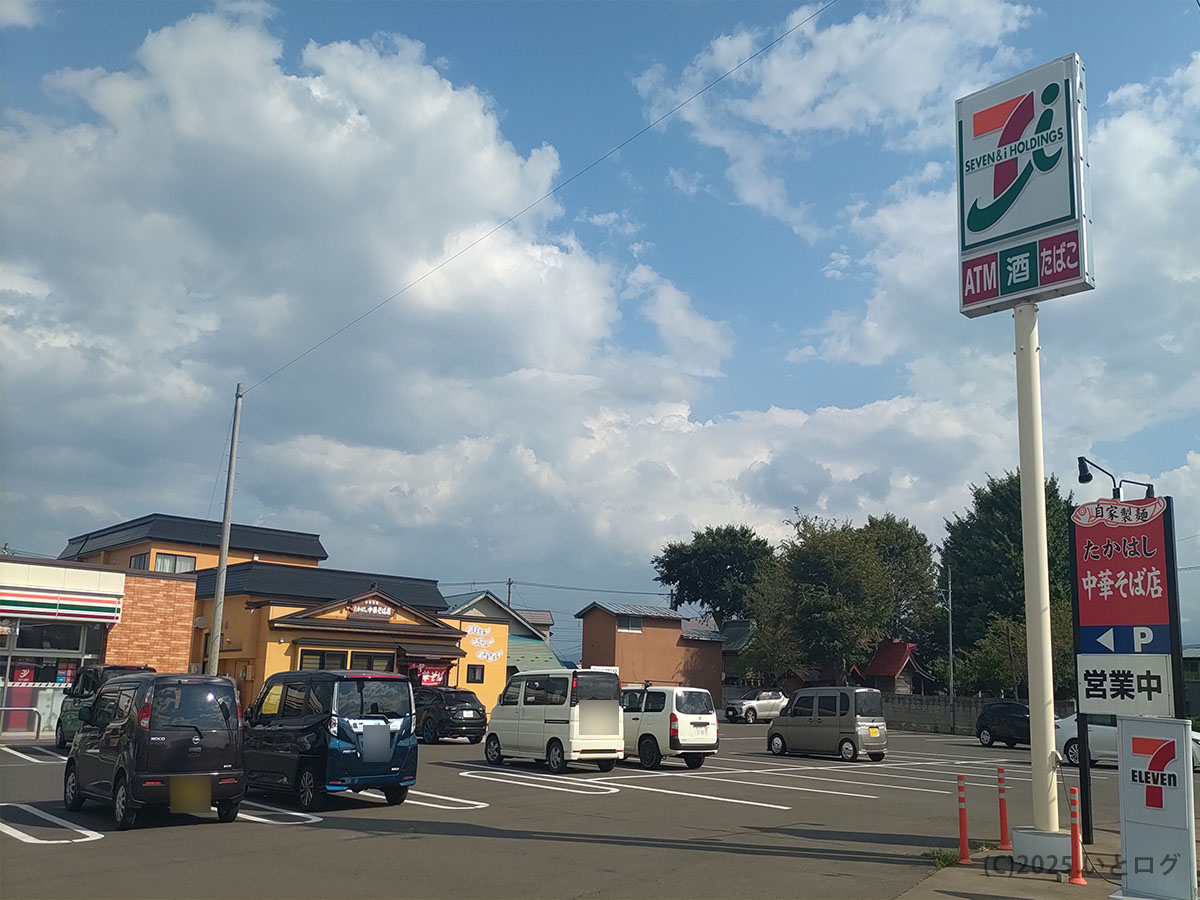 たかはし中華そば（弘前市）の店舗外観と駐車場の様子。車でのアクセスもしやすい立地。