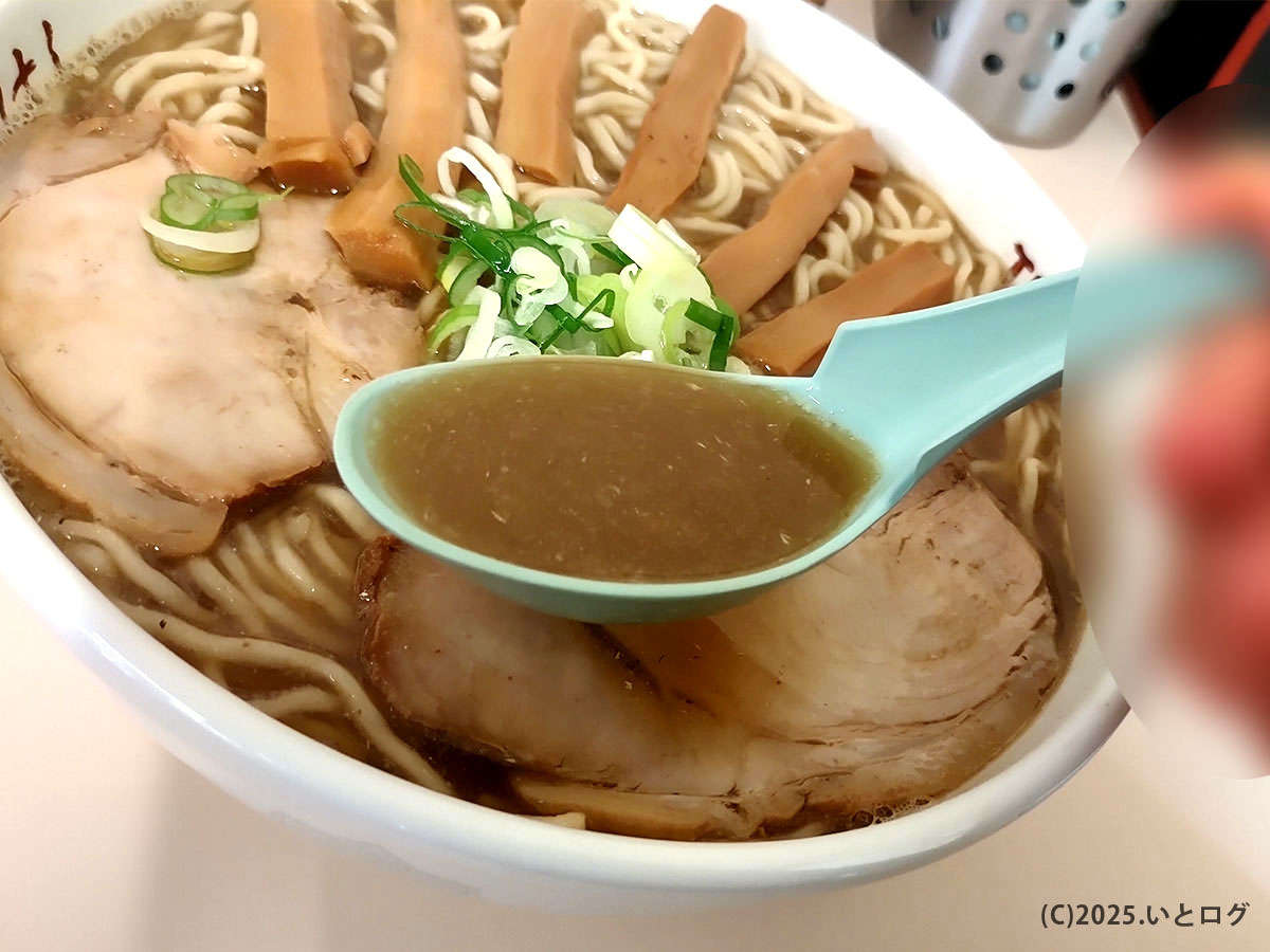 たかはし中華そばの煮干しスープ。津軽ラーメンらしい濃い旨味がレンゲから伝わる一杯。
