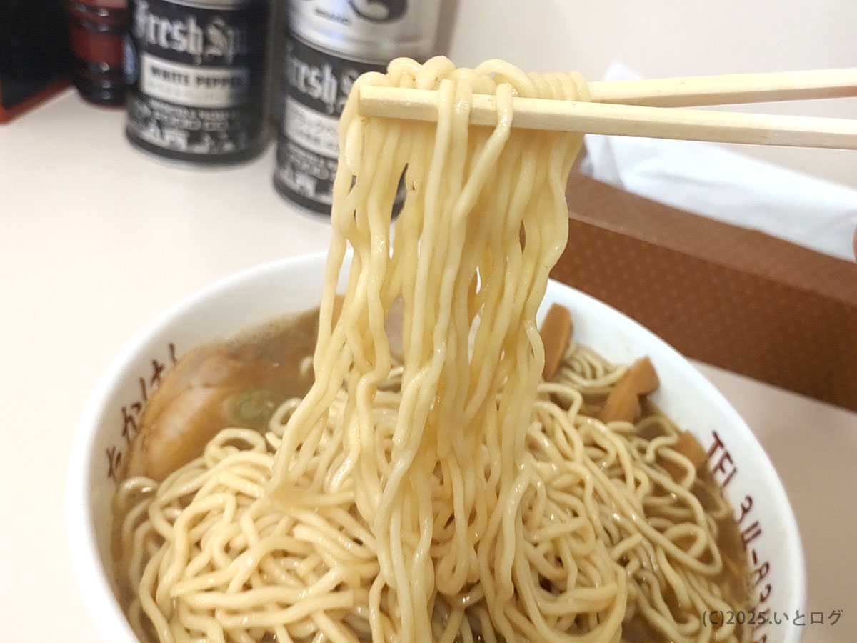たかはし中華そばの中細麺。煮干しスープとよく絡む、昔ながらの弘前ラーメンらしい食感。