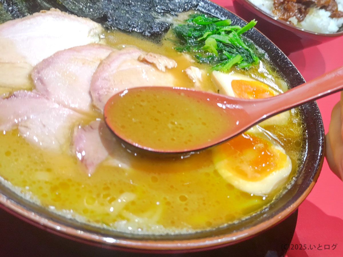 青森市の家系ラーメン、青森野呂家の濃厚豚骨醤油スープ