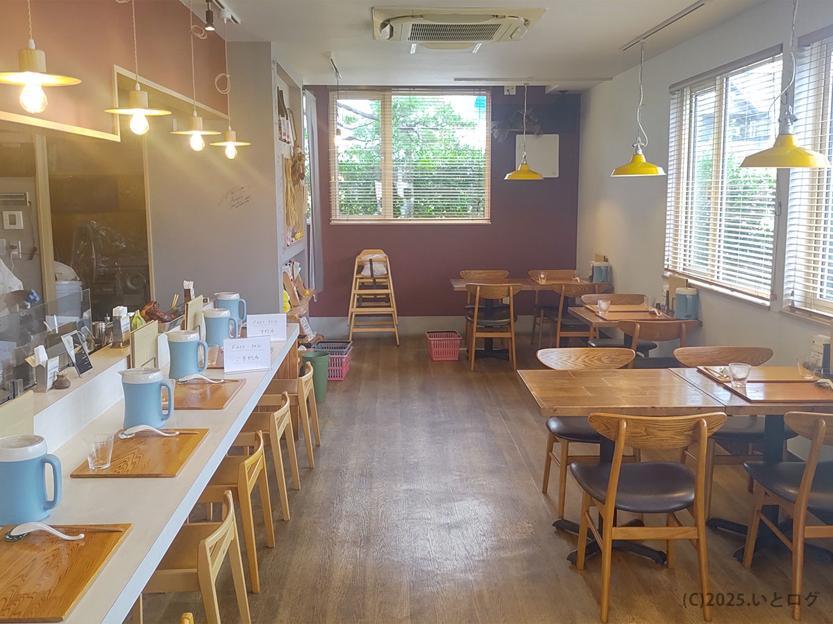 青森市のラーメン店、青森中華そばオールウェイズの店内。カウンターとテーブル席が並ぶ落ち着いた空間