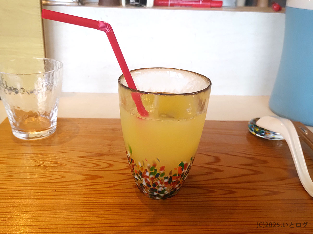 青森中華そばオールウェイズで提供されるりんごジュース。ラーメンと一緒に楽しめるドリンク