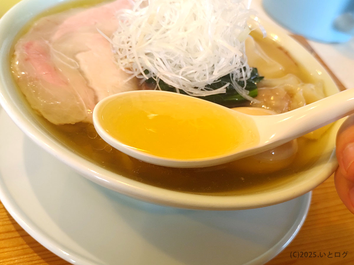 レンゲですくった青森中華そばオールウェイズの澄んだスープ。淡麗で透明感のある味わい