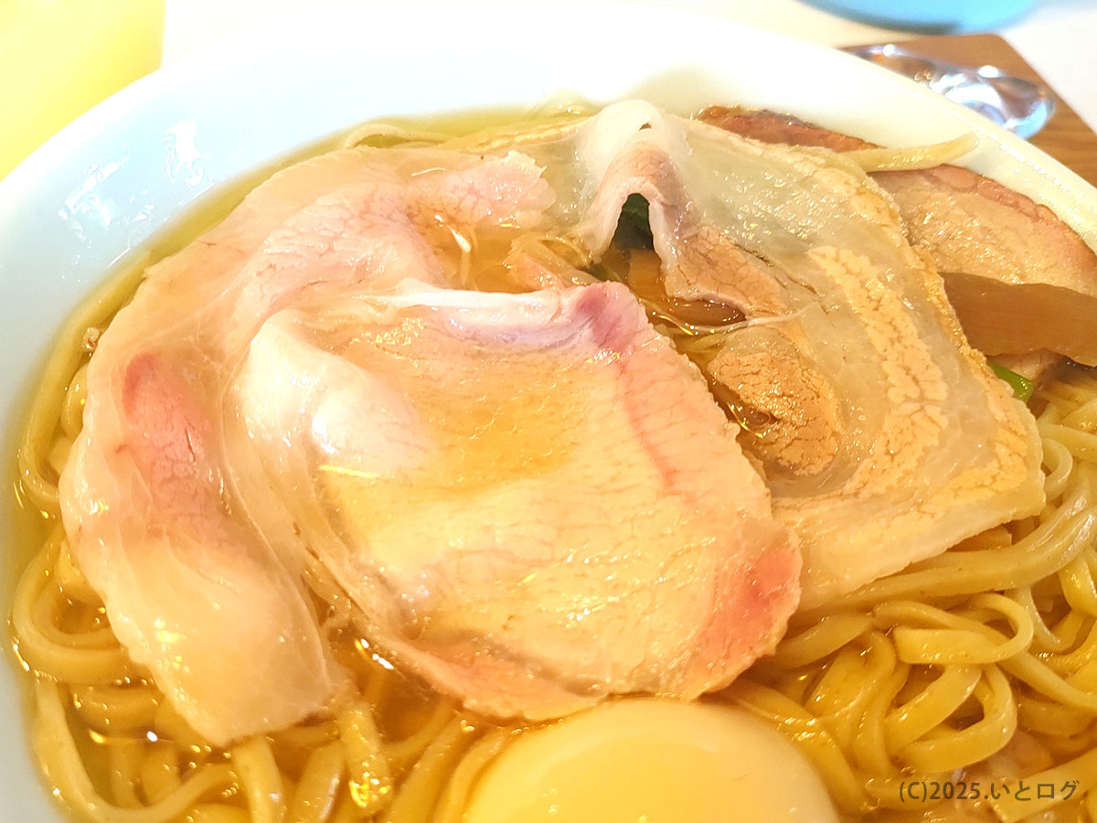 青森市のラーメン店、青森中華そばオールウェイズの中華そばに盛られたチャーシューのアップ