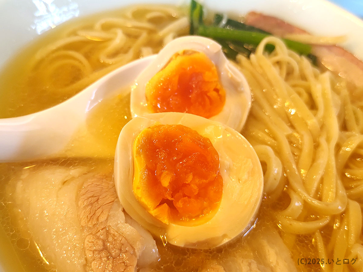 青森中華そばオールウェイズの味玉。半分に割られた黄身が中華そばのスープに映える