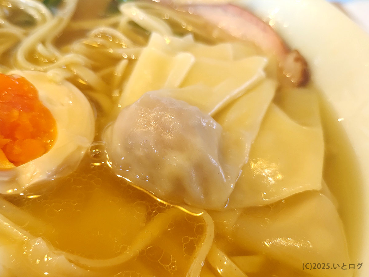 青森中華そばオールウェイズの中華そばに入るワンタンとメンマ。澄んだスープの中で存在感を放つ