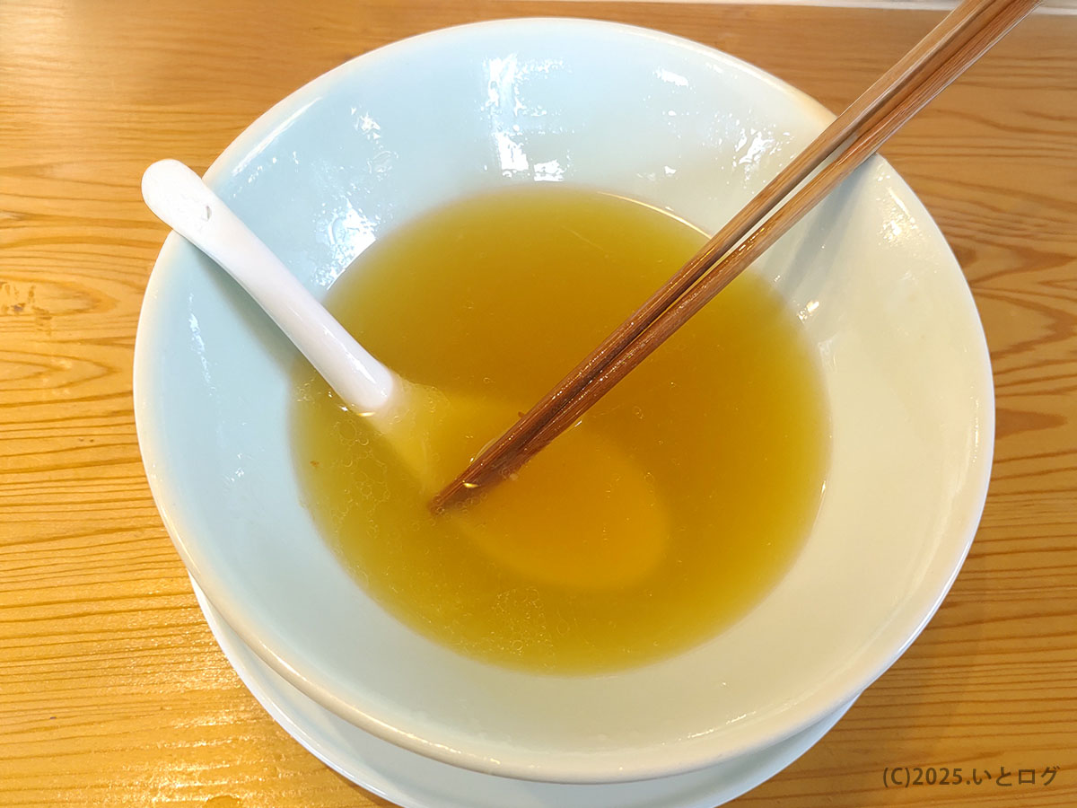 食後の丼に残る青森中華そばオールウェイズの澄んだスープ。淡麗な味わいが印象的