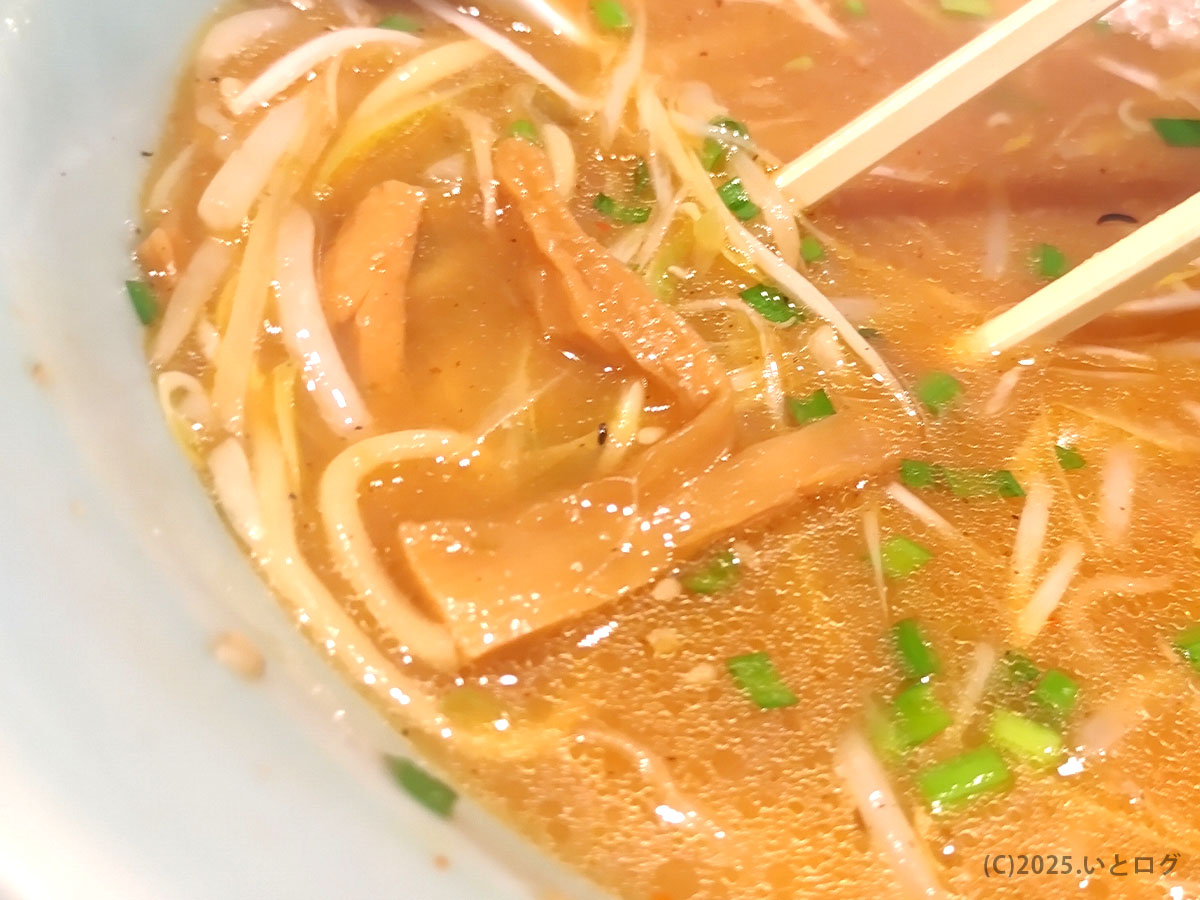 らーめん錦 大館本店のスープとメンマのアップ。細部まで丁寧につくられた大館市グルメの一杯