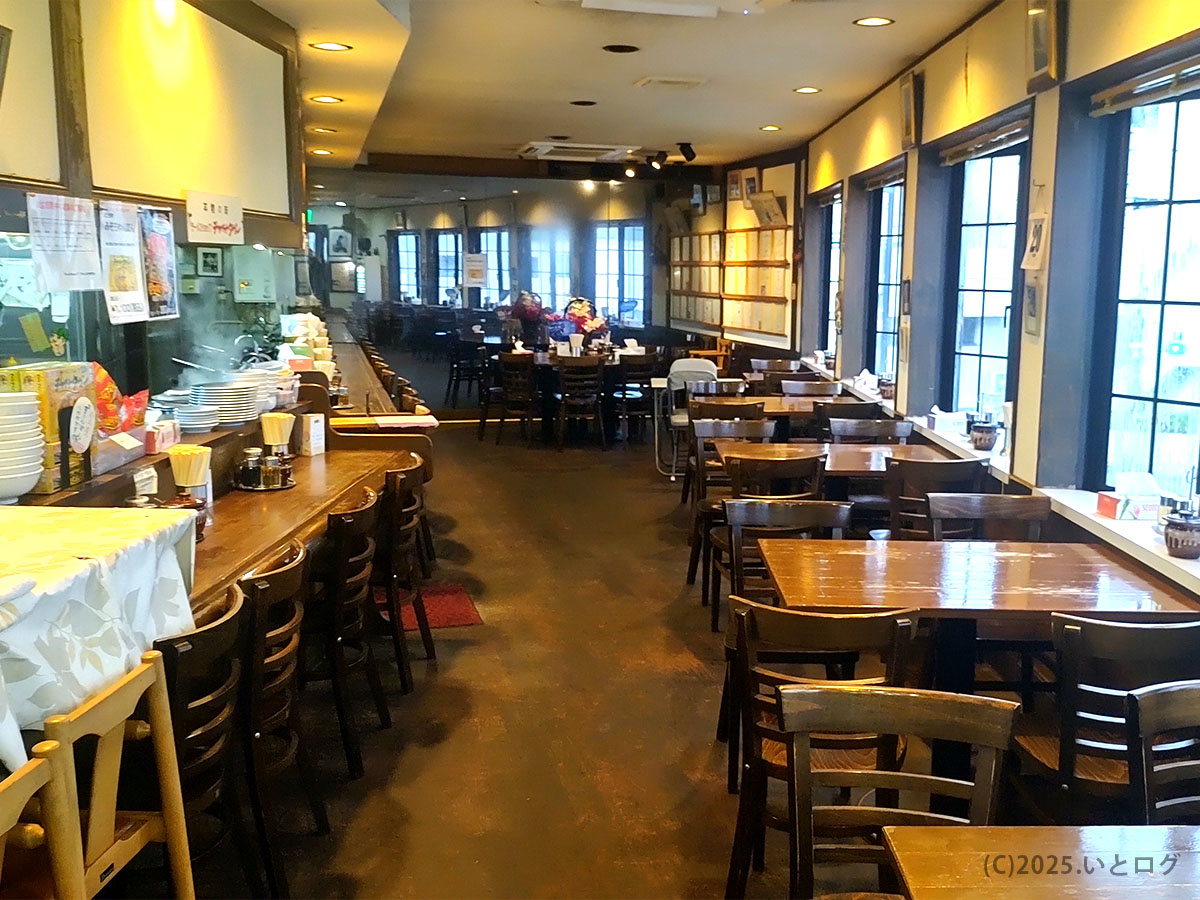 秋田市のラーメンショップ チャイナタウン店内の様子、広めの客席と落ち着いた雰囲気