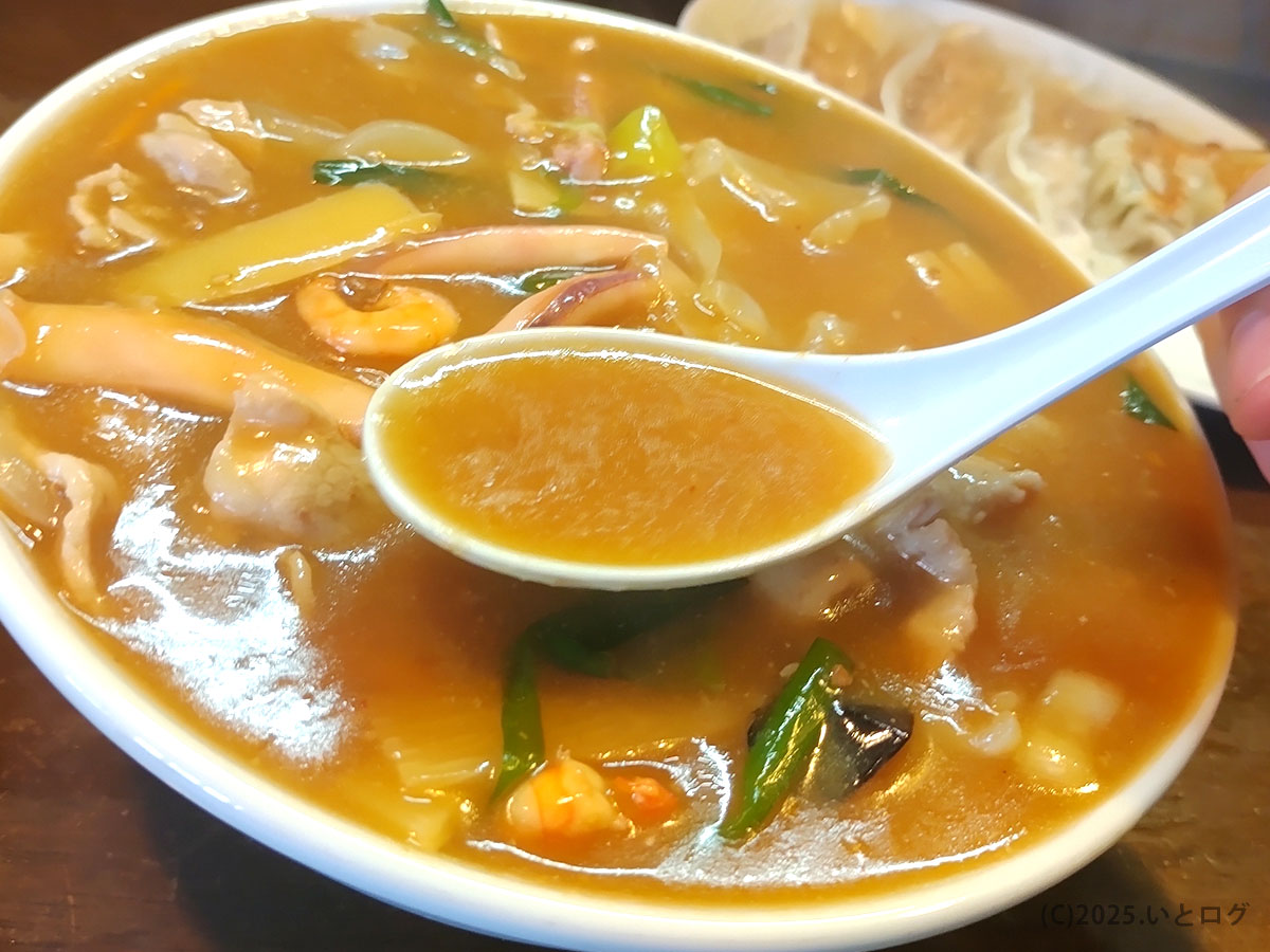 チャイナタウン秋田の味噌ちゃんぽんのスープをレンゲですくったアップ写真
