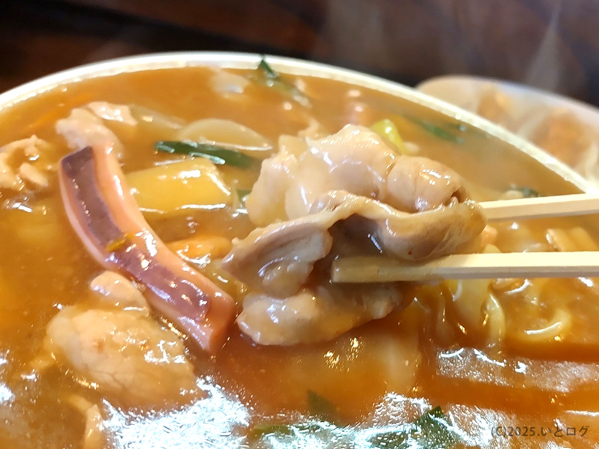 味噌ちゃんぽんに入ったイカや豚肉など具材のアップ、チャイナタウン秋田の一杯