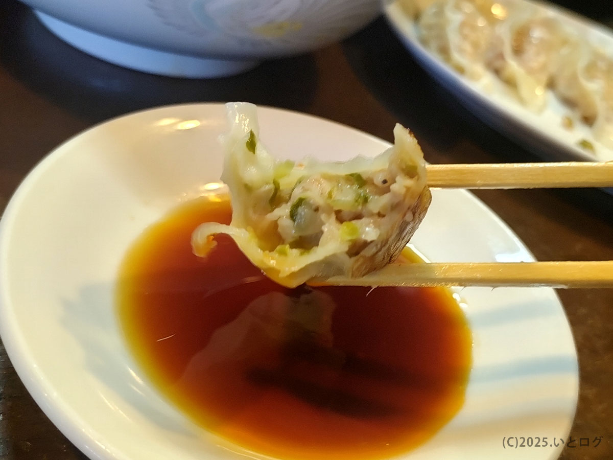秋田市の人気ラーメン店チャイナタウンで味噌ちゃんぽんと餃子を一緒に楽しむ食事風景