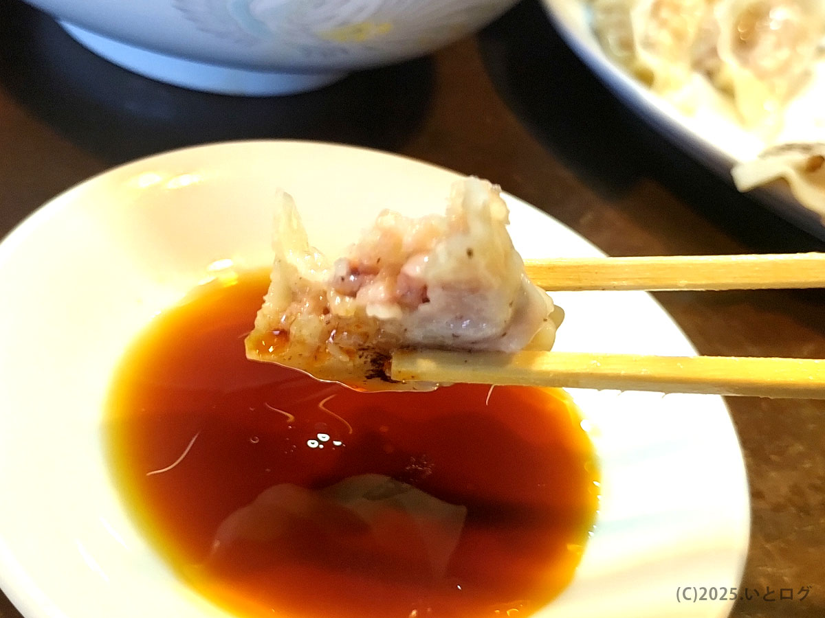 秋田市のラーメンショップ チャイナタウンで提供される餃子の中身アップ、ジューシーな餡が見える一枚