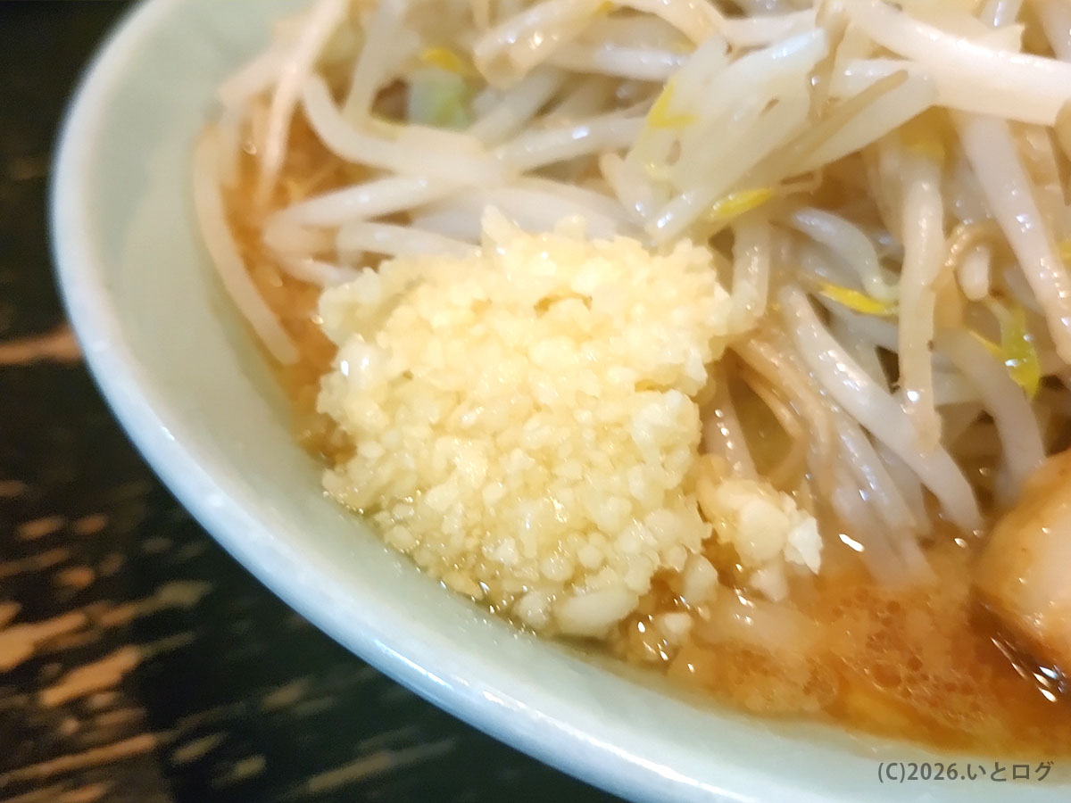 ラーメンマシンガンのトッピング。にんにくと野菜が山盛りでコールが楽しい二郎系ラーメン
