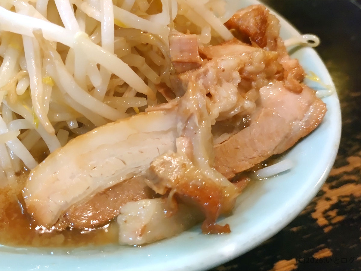 ラーメンマシンガンの分厚い豚チャーシュー。ジューシーで食べごたえのあるおすすめトッピング