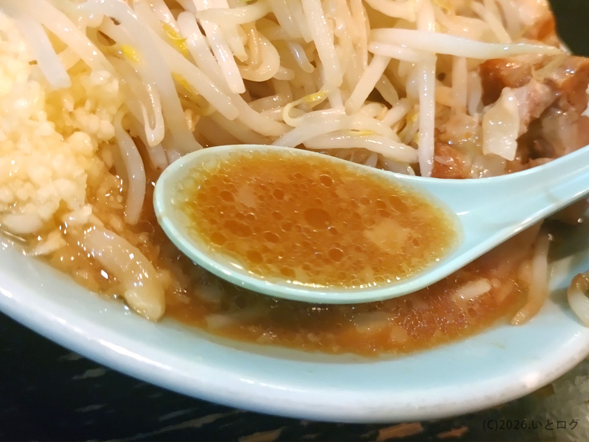 ラーメンマシンガンのスープ。濃厚で好みが分かれる味わいで評判の一杯