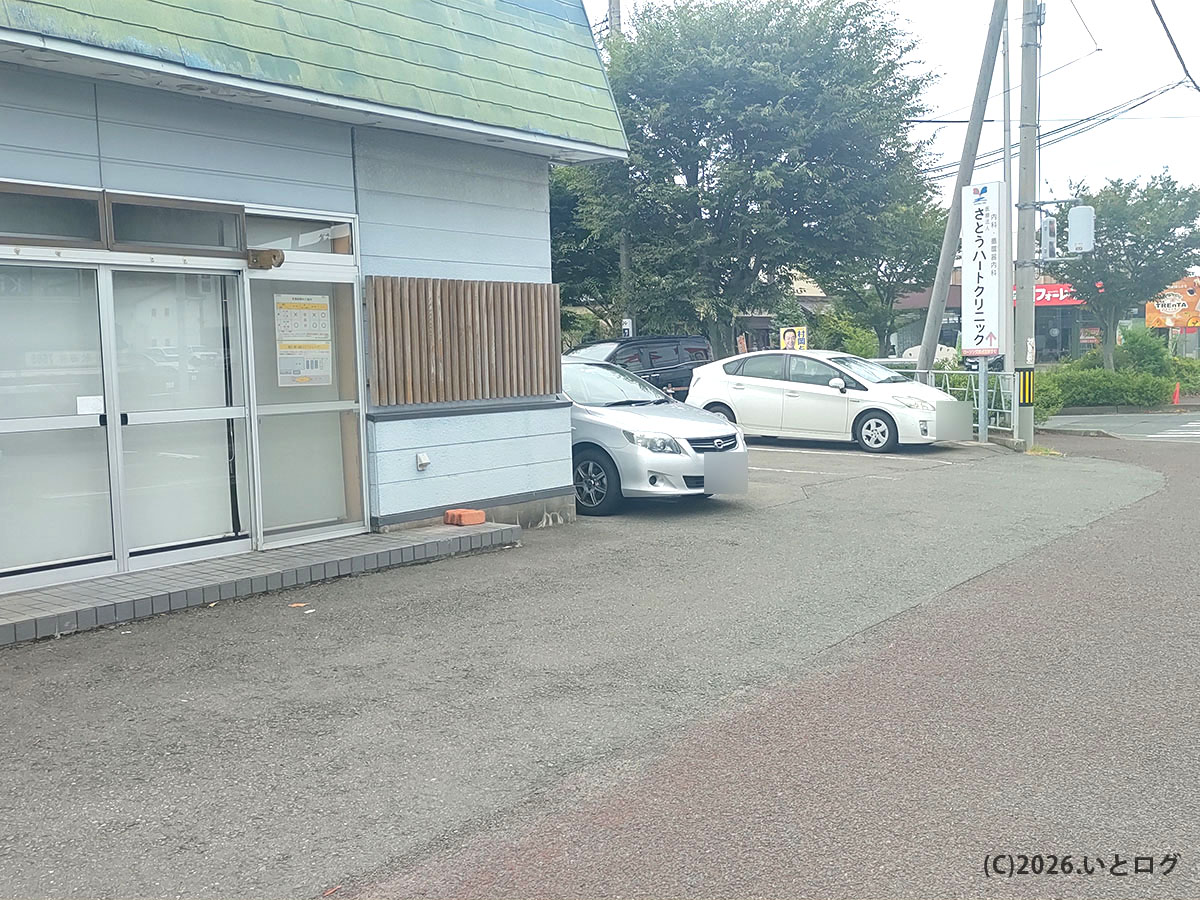 由利本荘市の麺饗 松韻の外観と駐車場の様子。車で来店しやすい松韻 由利本荘 ラーメン店
