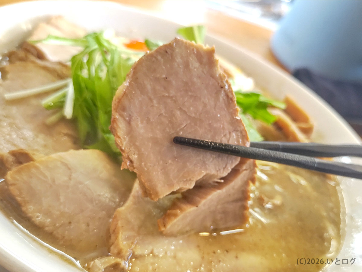 麺饗 松韻のチャーシューを箸で持ち上げた様子。しっとりした肉質が評判の松韻 口コミでも話題