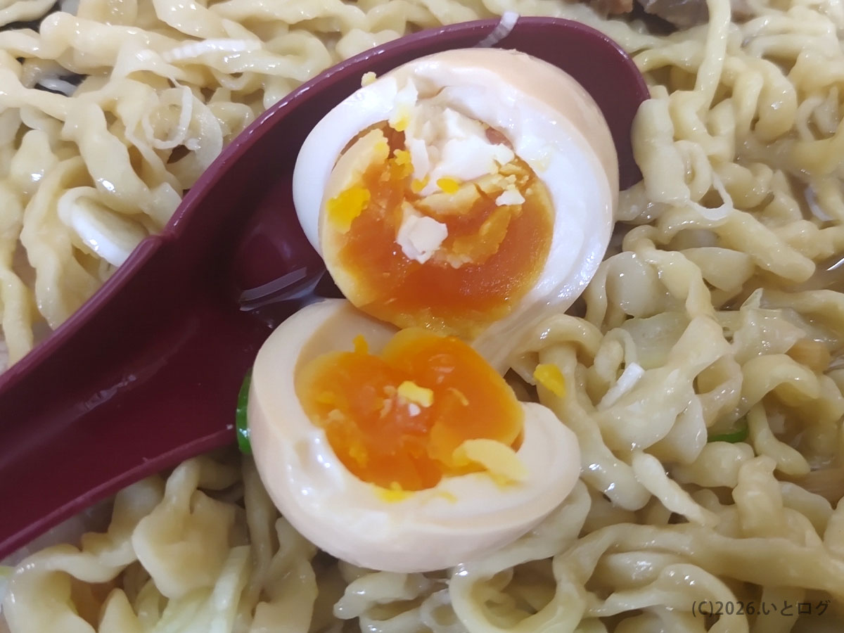 ケンちゃんラーメン 本店の味玉。半熟に仕上がった黄身が太麺の上にのる