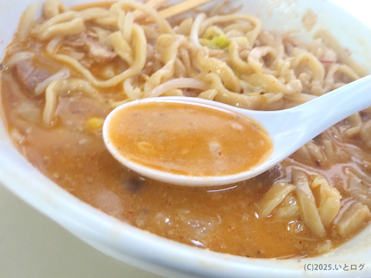 山梨・自家製麺 太宰本店の濃厚スープ。バターやコーンとも相性がよく、汁なしアレンジでも楽しめる。太宰食堂 山梨の魅力を感じる一杯。