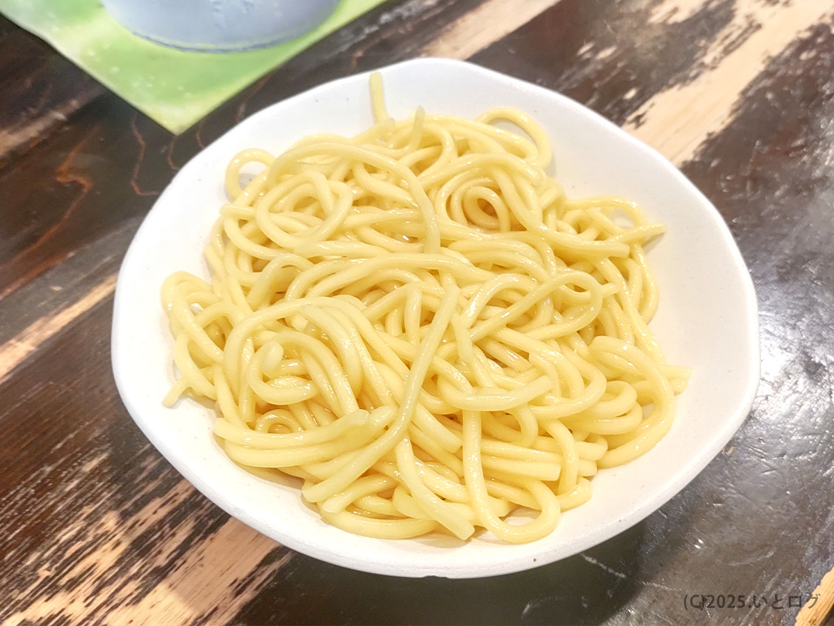 ラーメン熱人G麺の替え玉用の麺を撮影した写真。竜王駅周辺で濃厚ラーメンと合わせて楽しめる追加麺の様子。