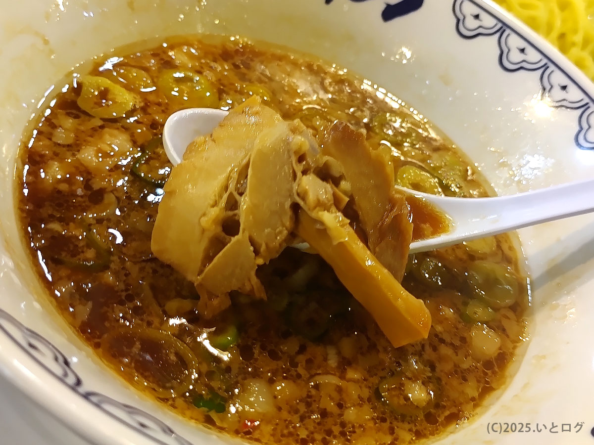 つけ汁の中から持ち上げたメンマ。濃厚な旨みが染み込み、ばんからラーメンらしいワイルドな味わいを感じさせるワンシーン。