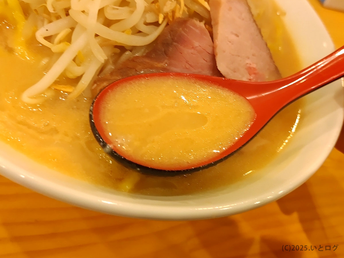 花木流味噌 山梨総本店の白味噌仕立てスープ。濃厚でコクのある山梨 味噌ラーメンの魅力を感じられるひと口。
