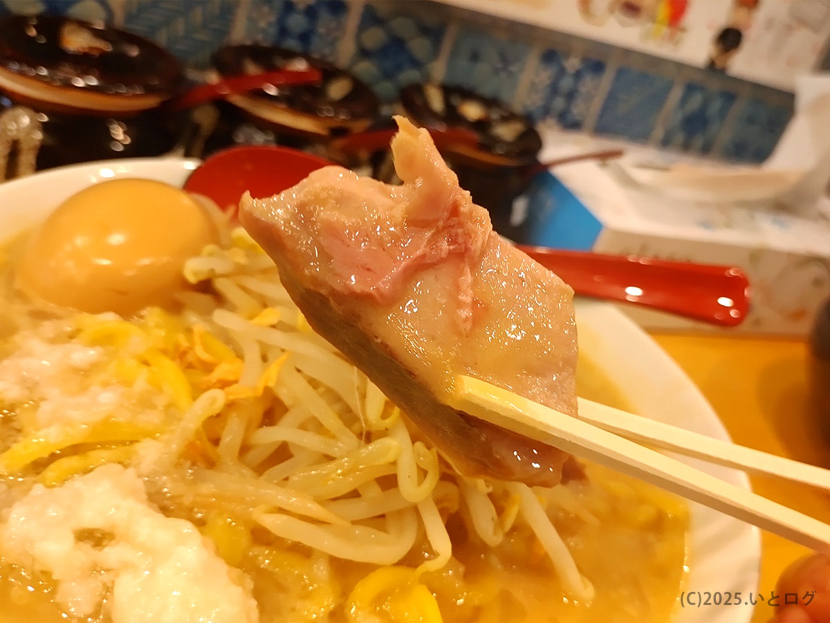 花木流味噌 山梨総本店の厚切りチャーシュー。ジューシーで柔らかく、山梨 ラーメンの満足感を高める一枚。