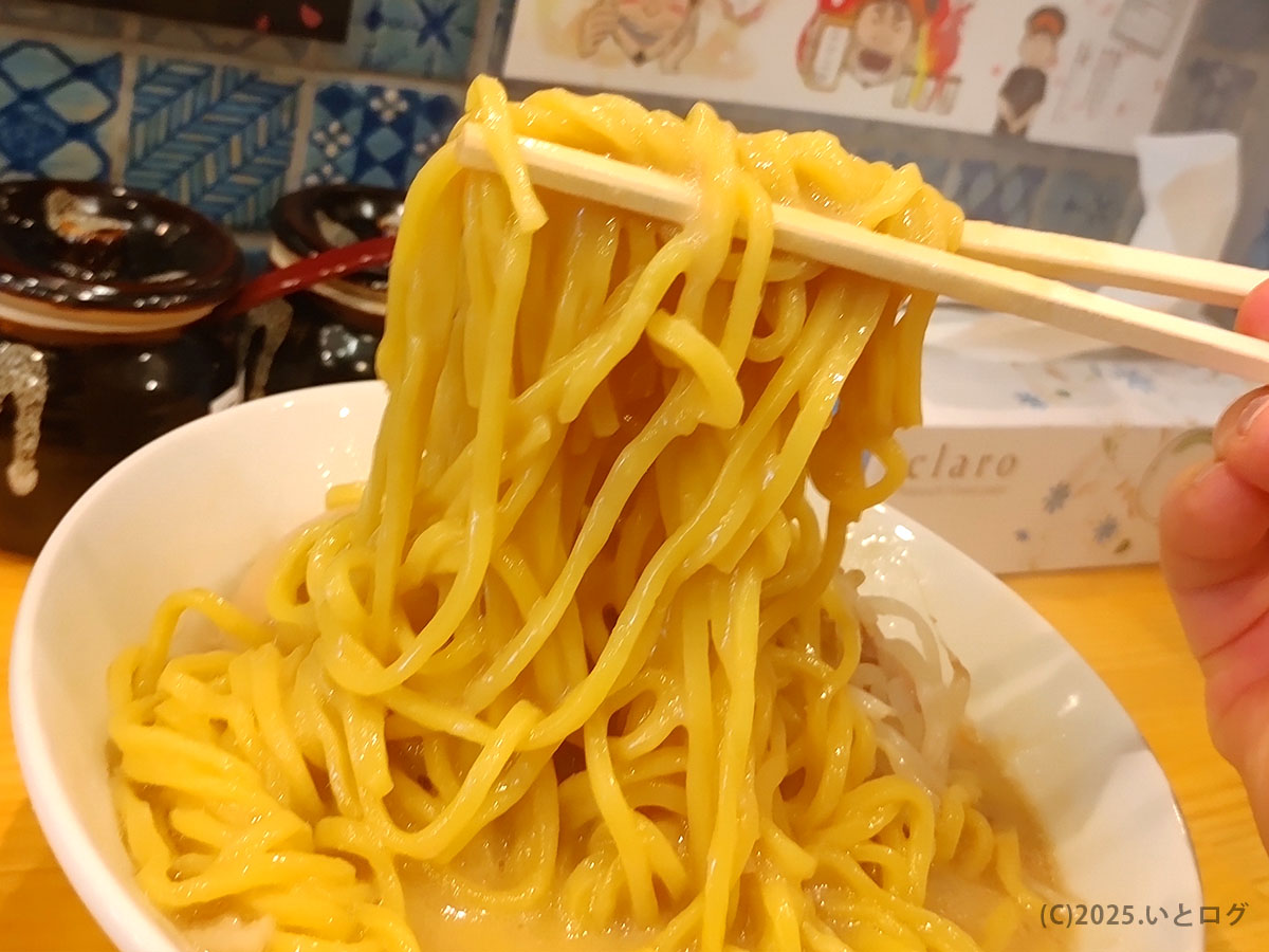 花木流味噌 山梨総本店の中太麺リフト。もちもち食感で味噌スープと絡む、山梨 新店舗注目の味。