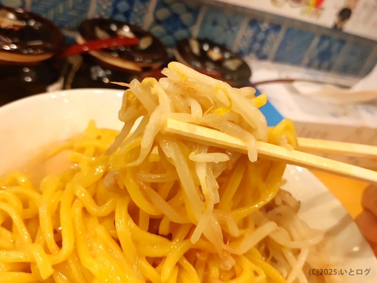 シャキシャキのもやしトッピング。花木流味噌 山梨総本店らしいボリューム感を演出する一杯。