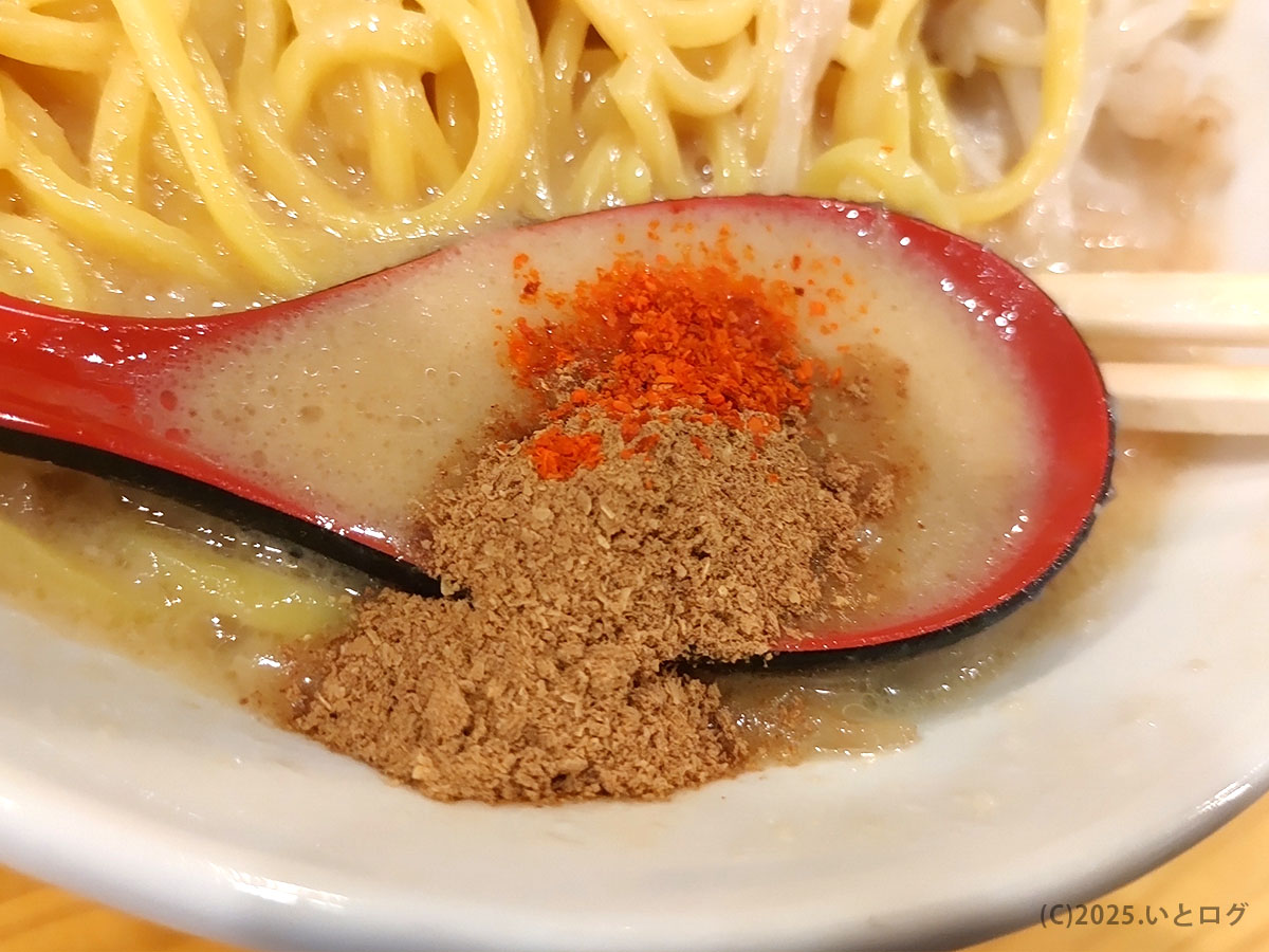 山椒と唐辛子を加えて味変したスープ。花木流味噌 メニューの自由度を活かし、濃厚な味噌ラーメンを最後まで楽しめる。