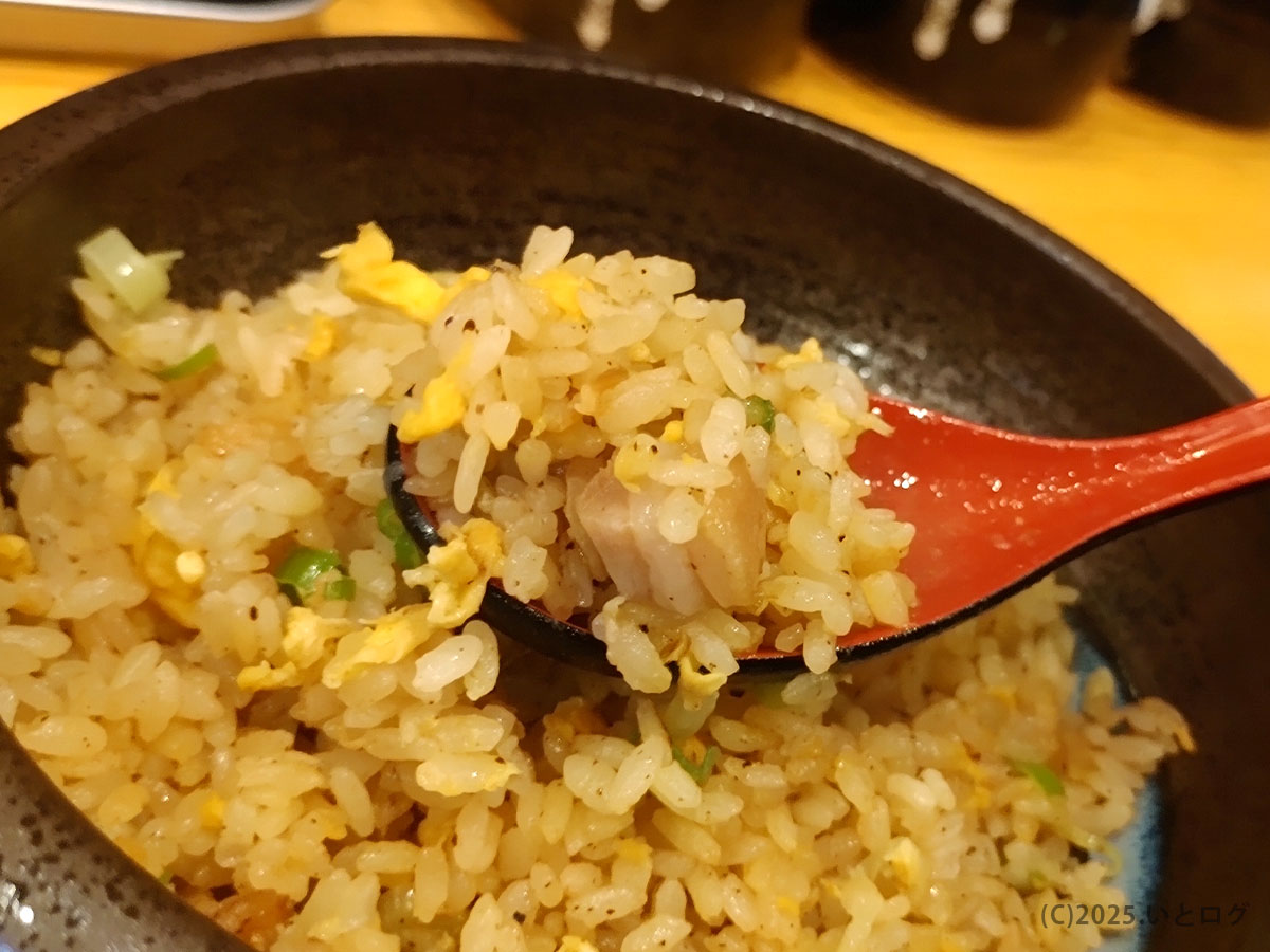 花木流味噌 山梨総本店の半チャーハン。香ばしい卵とネギが効いた王道の味わいで、山梨 ラーメンとの相性も抜群。