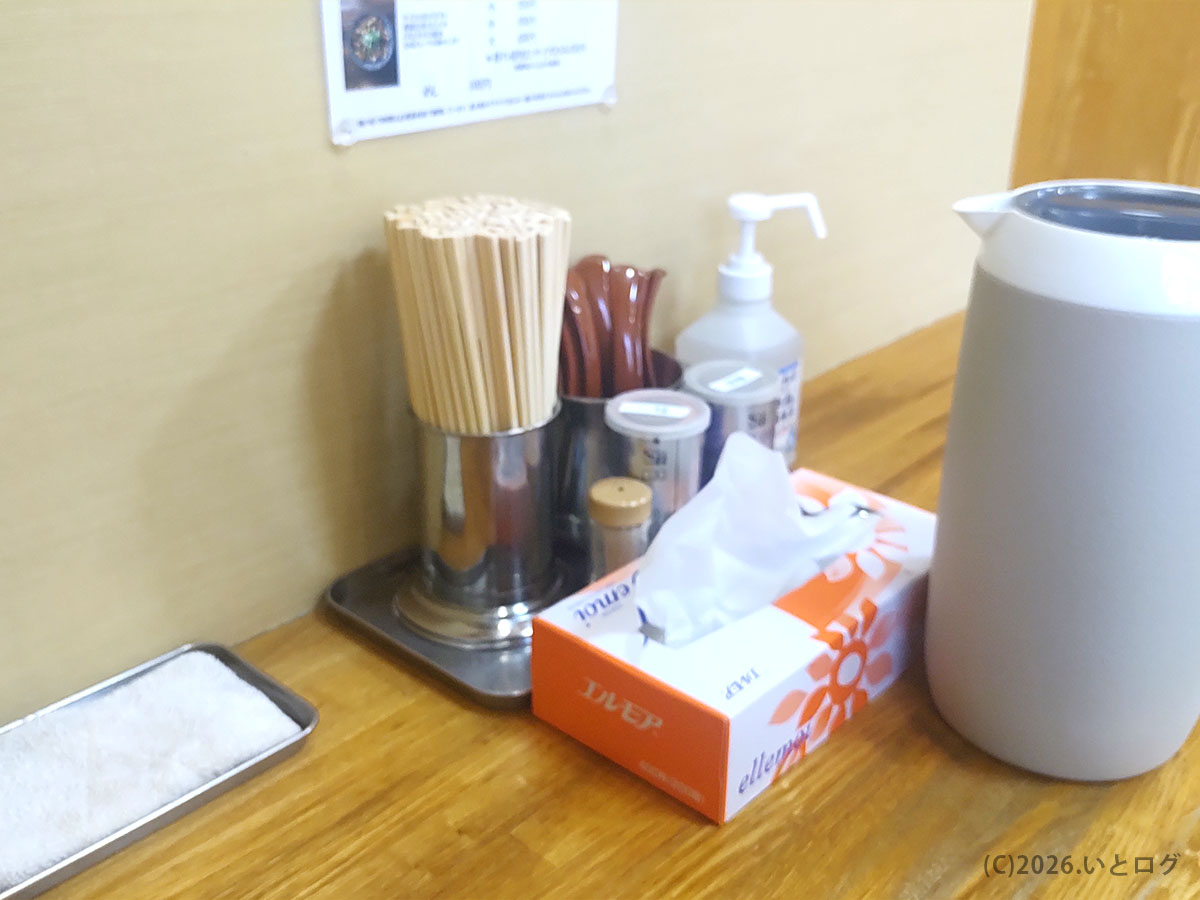 ひかり食堂のカウンターに置かれた卓上調味料と箸のセット