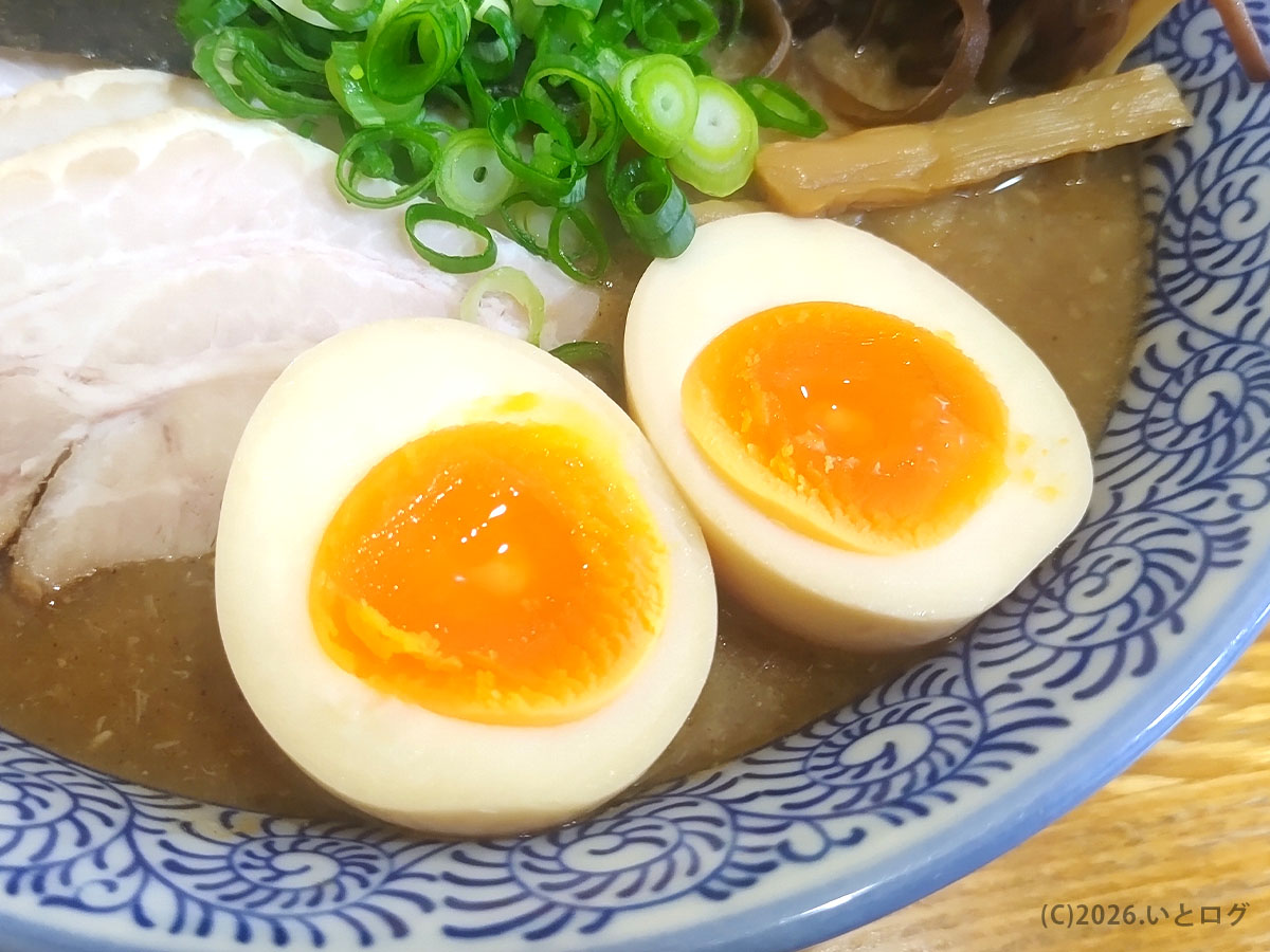 ひかり食堂のラーメンにのる半熟味玉の断面アップ