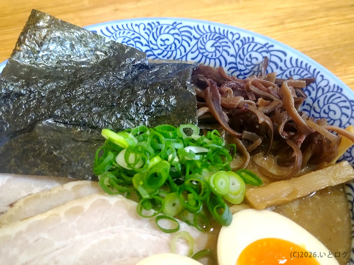 ひかり食堂のラーメンにのる具材一式とスープの様子