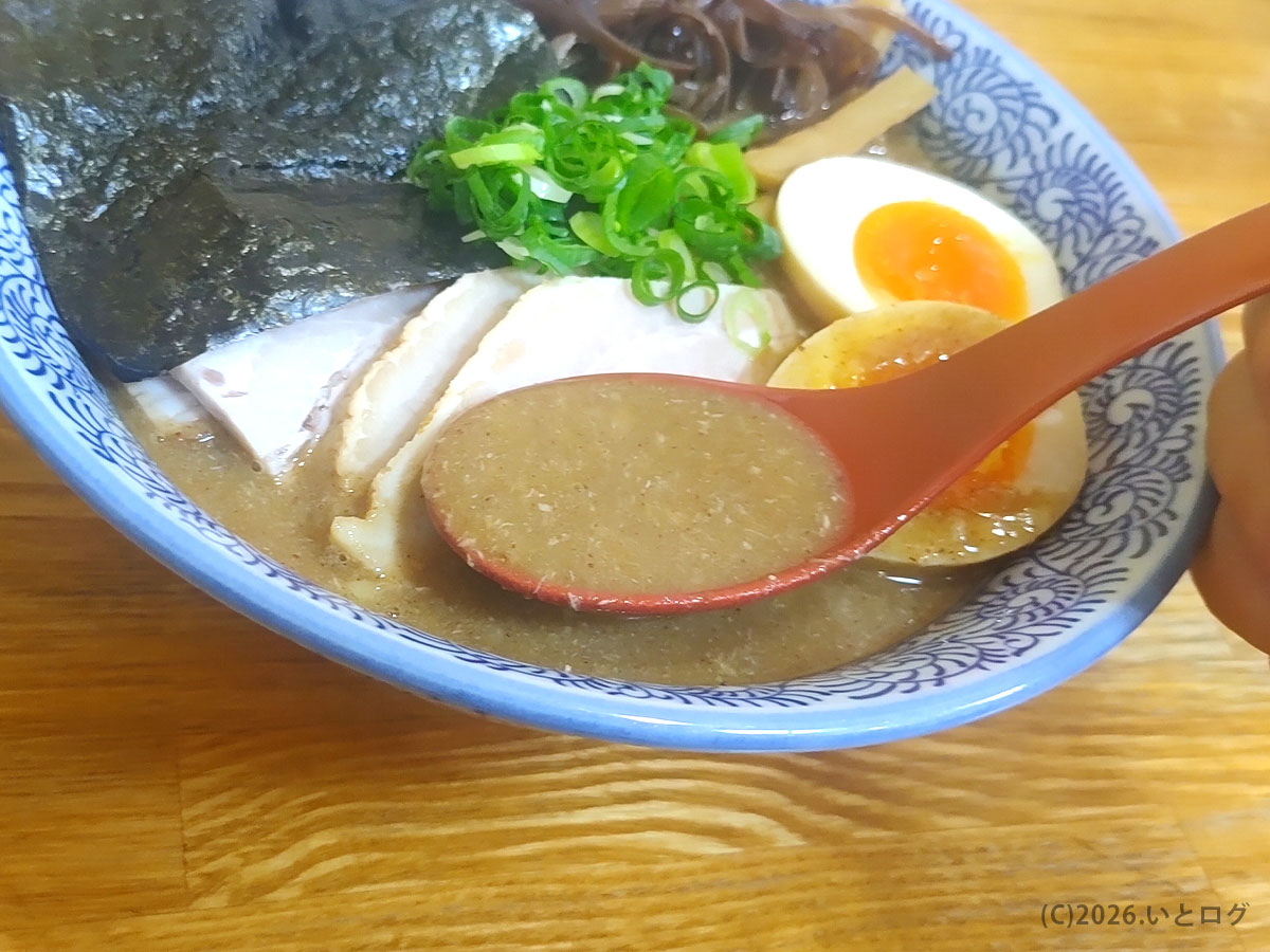 ひかり食堂で提供されるラーメンスープをレンゲですくった場面